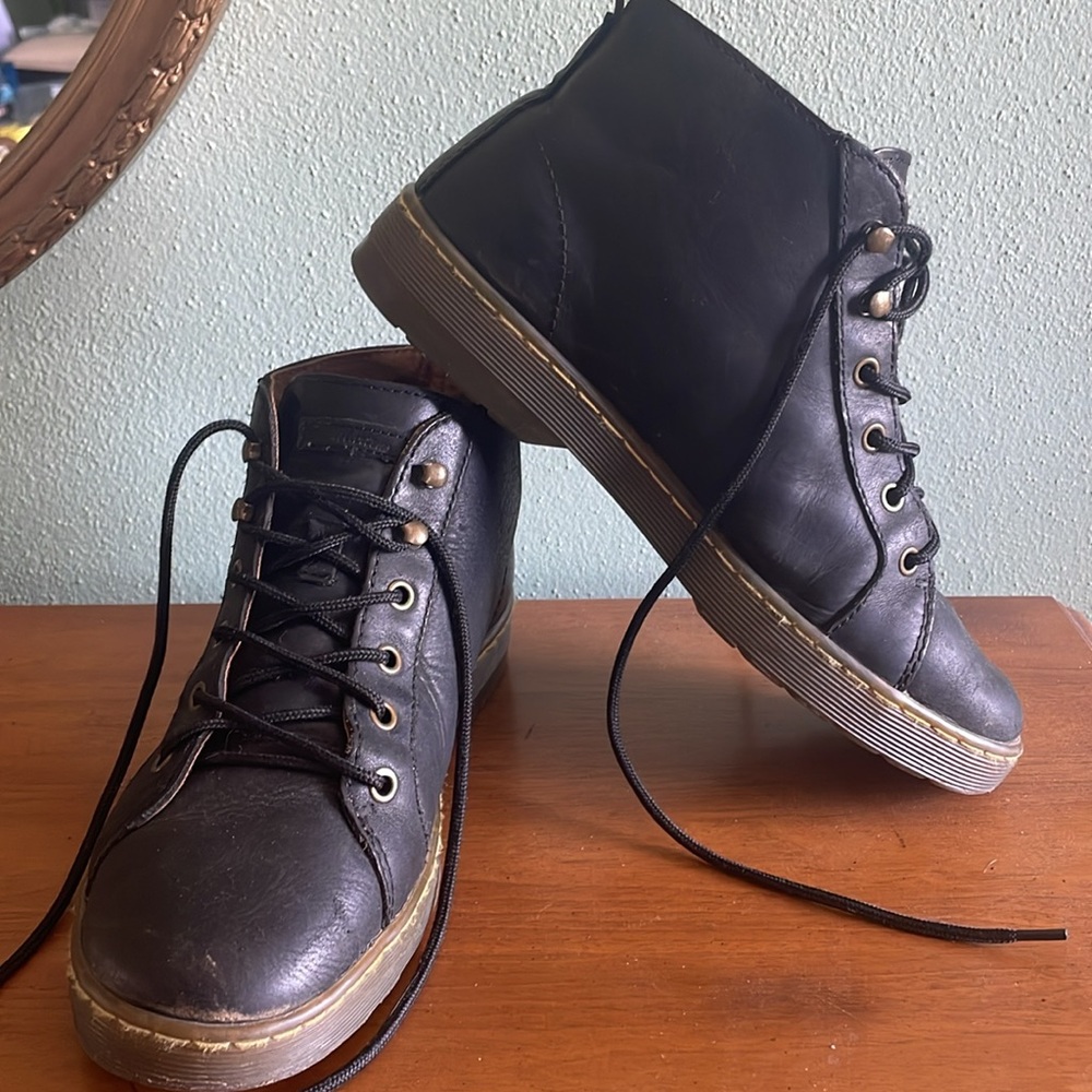 Dr. Martens Black Leather Men's Boots. Air Wair. Left:9 Right:8